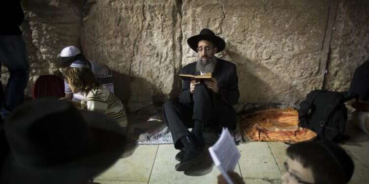 תשעה באב בכותל המערבי, ארכיון. צילום: יונתן זינדל, פלאש 90 צולם עבור מקור ראשון