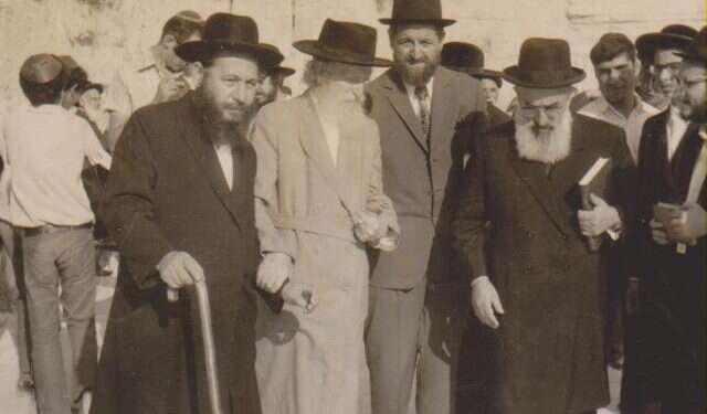 משמאל לימין: הרב אברהם רוזנבוים, הרב הנזיר, בנו הרב שאר־ישוב כהן, חתנו הרב שלמה גורן, 1970. צילום: באדיבות המשפחה הנזיר: יובל למותו של הרב שניסה להבין את העולם לעומק