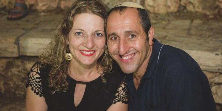 עטרה וריימונד כהן. צילום: יהושוע מנשה סוף או התחלה חדשה? כשאחד מבני הזוג חוזר בשאלה