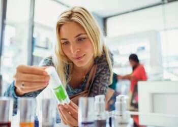 מורה נבוכות: למה חשוב לקרוא את האותיות הקטנות שמודפסות על גבי האריזות של מוצרים קוסמטיים?