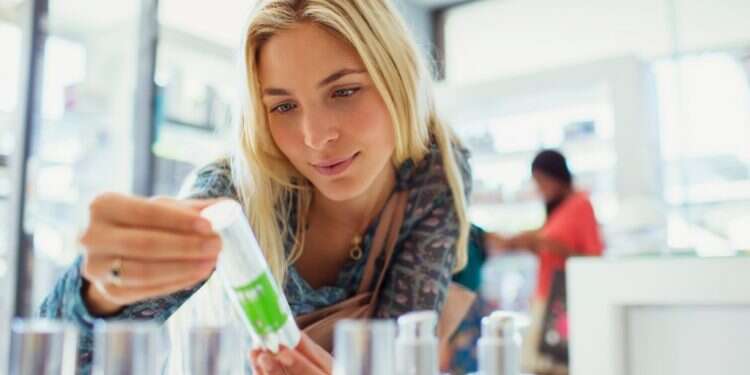 צילום: FOREVER ISRAEL מורה נבוכות: למה חשוב לקרוא את האותיות הקטנות שמודפסות על גבי האריזות של מוצרים קוסמטיים?