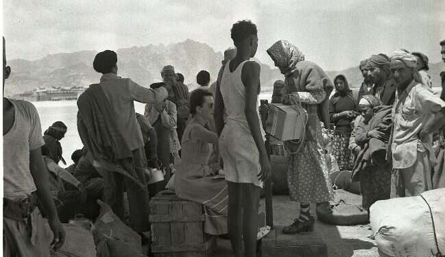 יהודים מתימן עולים על מטוס בעיר עדן בדרכם לישראל, 1950. צילום: בנו רותנברג, אוסף מיתר, הספרייה הלאומית הסודות של מייג'ור עזריאל: החוקר הכי ותיק ביחידה 504