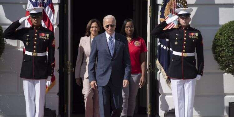 ביידן והאריס (משמאל) בחגיגת קידום  איראן, תימן ורוסיה: סיכום כהונתו הכושלת של הנשיא ביידן