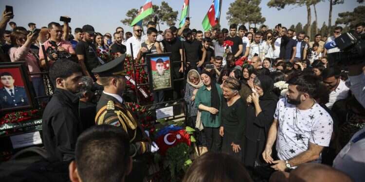 הלוויה המונית לחיילים אזרים בשבוע שעבר. מימין: בית בארמניה לאחר הפגזות אזריות. צילומים: איי.אף.פי סבב הקרבות בקווקז: האש בין ארמניה לאזרבייג'ן התלקחה מחדש, מאות נהרגו