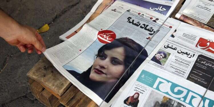 עיתון איראני עם תמונת שער של מהסה אמיני. צילום: EPA נשיא איראן התנצל בפני משפחתה של מהסה אמיני שנהרגה בשל "אי צניעות"