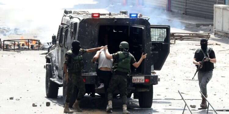 המשטרה הפלסטינית עוצרת מפגין בשכם, השבוע צילום: אי.פי.איי את רעיון האיוולת שהעלה לפיד על מדינה פלסטינית חשוב לקבור – ומהר