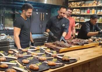 בואו לאכול (בשר) איתי: מופע הקרניבורים האולטימטיבי הגיע לצפון