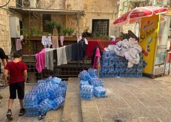 עסק ללא רישוי. אחסון סחורה ליד שער השלשלת. צילום: אברהם מ'  שער השלשלת: קיוסק, אכסניה והשתלטות זוחלת