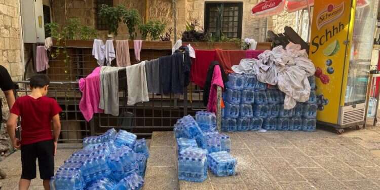 עסק ללא רישוי. אחסון סחורה ליד שער השלשלת. צילום: אברהם מ'  שער השלשלת: קיוסק, אכסניה והשתלטות זוחלת