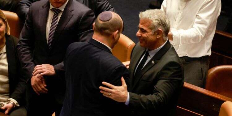 ראש הממשלה החליפי נפתלי בנט עם ראש הממשלה יאיר לפיד. צילום: AFP מנהיגות יהודית היא חזון, לא כיפה