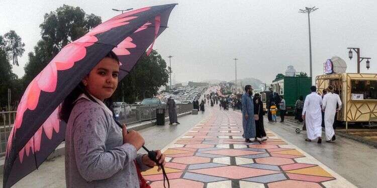 תיירים ברחובות אל-נאמאס, השבוע. צילום: איי.אף.פי בחום הלוהט, הסעודים מתקררים ב"עיר הערפל"