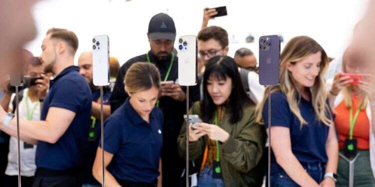 אירוע השקת האייפון 14. צילום: AFP אפל צודקים: הסרת המקום לכרטיס סים באייפון 14 היא צעד נכון