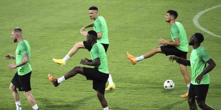 שחקני מכבי חיפה מתכוננים למשחק מול שחקני פריס סן ז'רמן (PSG) הצרפתית באצטדיון סמי עופר, אתמול. צילום: AFP מכונה משומנת מגיעה לחיפה: משוכה גבוהה ושמה פ.ס.ז'