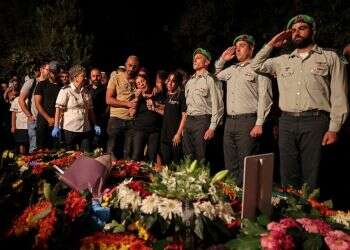 ההלוויה בבית העלמין בנתניה, שלשום. צילום: AFP צילום: AFP