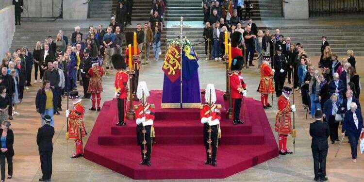 אזרחים בריטים חולקים כבוד אחרון למלכה אליזבת, בשבוע שעבר בלונדון. צילום: איי. אף. פי העידן שאחרי אליזבת: מדינות בחבר העמים הבריטי שוקלות להתנתק מהכתר