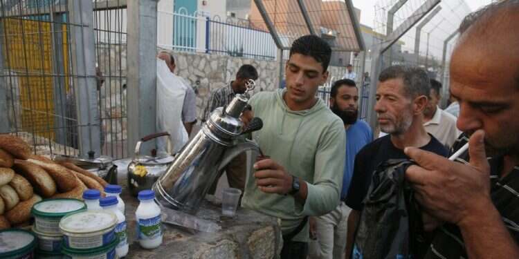 פועלים פלסטינים ממתינים ליד מחסום בית לחם, בכניסה לירושלים צילום: נתי שוחט, פלאש 90 רפורמת התשלום לפועלים הפלסטינים: למען "חיזוק הרשות"