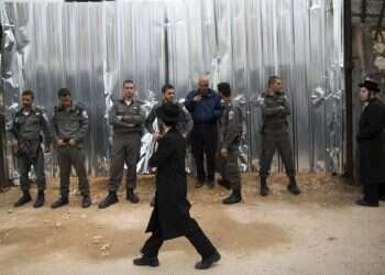 שוטרים בהפגנת חרדים בירושלים נגד חפירות ארכיאולוגיות, 2013. צילום: יונתן זינדל, פלאש 90