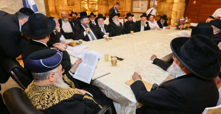 חברי מועצת הרבנות הראשית, ארכיון. צילום: שלומי כהן, פלאש 90 מועצת הרבנות הראשית בהחלטה תקדימית: במקרי עיגון קשים – למנוע קבורת בני משפחת סרבן גט