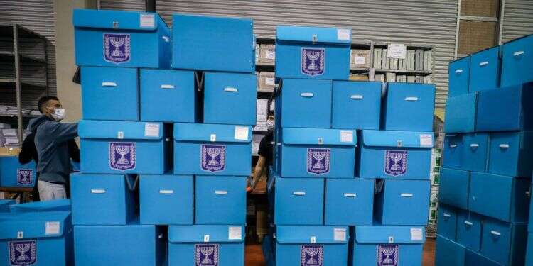 קלפיות בוועדת הבחירות המרכזית. צילום: פלאש 90 יצחק גולדקנופף: "גנץ הוא שותף ראוי אבל נלך רק עם נתניהו"