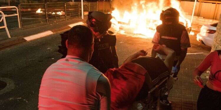 קורבן הלינץ' מור ג'נאשווילי מפונה לבית החולים במהלך לילות הפרעות בעכו, תשפ ראש עיריית עכו שמעון לנקרי כבר מתכונן לפרעות תשפ"ג