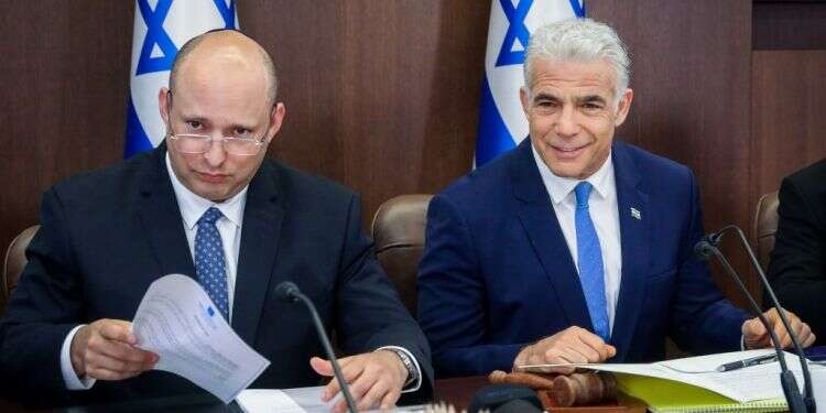 הבעיה המרכזית עם בנט היא לפיד. צילום: מרק ישראל סלם הקרב על הקרדיט: מי הביא את רשת קארפור לישראל?