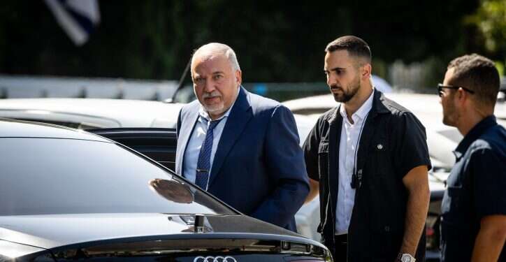 אביגדור ליברמן. צילום: יונתן זינדל, פלאש 90 הנהגים של ליברמן בשבתות כורעים תחת העומס