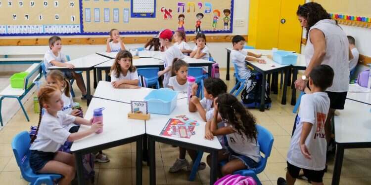 תלמידי כיתה א' בבית הספר  מחנך ומחנכת יקרים, היו נקודות האור הבוהקות עבור ילדינו