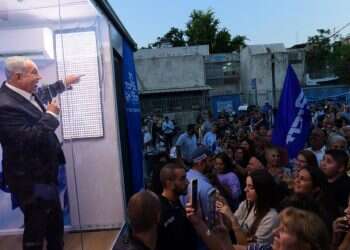 מסע בחירות במגרש החניה