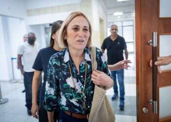 עו"ד חדד הציג מכתבים: אנשיו של פאקר עישנו סיגרים ושתו שמפניה ורודה