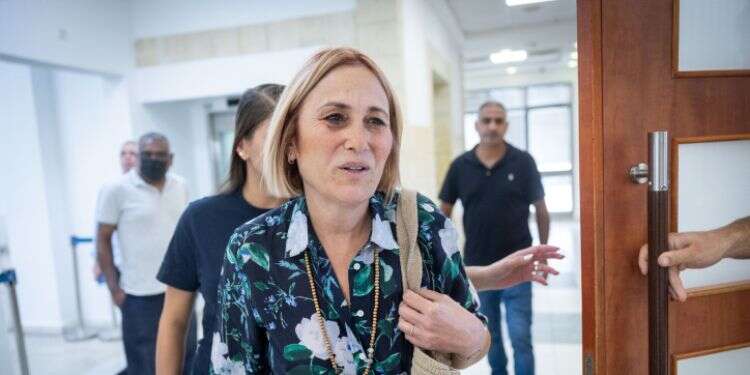 עדת התביעה הדס קליין בכניסה לאולם הדיונים בבית המשפט המחוזי בירושלים. צילום: יונתן זינדל עו"ד חדד הציג מכתבים: אנשיו של פאקר עישנו סיגרים ושתו שמפניה ורודה