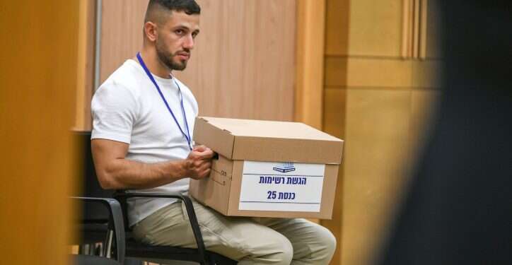 הגשת רשימת ישראל לביתנו לוועדת הבחירות המרכזית לכנסת ה- 25. צילום: אריה לייב אברהמס, פלאש 90 היום השני להגשת הרשימות: תמונת המצב המלאה בימין ובשמאל