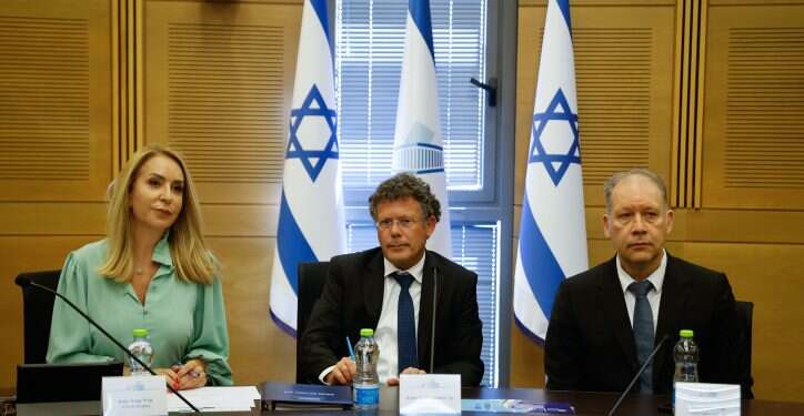 ועדת הבחירות המרכזית. במרכז: יור הוועדה, השופט יצחק עמית פסילת שיקלי: השופט עמית פגע באמון הציבורי וב'כללי המשחק' של הכנסת