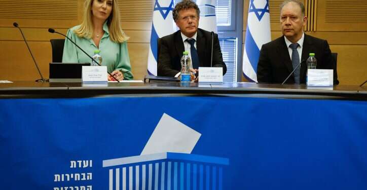 ועדת הבחירות המרכזית לכנסת ה- 25. צילום: אוליבייה פיטוסי, פלאש90 היום הראשון להגשת הרשימות: 16 מפלגות נרשמו בוועדת הבחירות