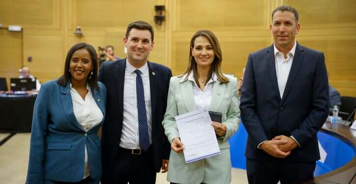 חברי המחנה הממלכתי מגישים את הרשימה בוועדת הבחירות לכנסת ה- 25. צילום: אוליבייה פיטוסי, פלאש90 היום הראשון להגשת הרשימות: 16 מפלגות נרשמו בוועדת הבחירות