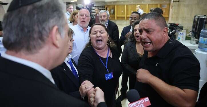 מהומה בדיון בוועדת הבחירות. בני משפחות שכולות מחוץ לדיון. צילום: יונתן זינדל, פלאש 90 על אף היעדרות חברי הימין, בל"ד נפסלה מלרוץ לכנסת. ההחלטה צפויה להתהפך בעליון