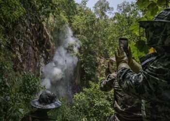 הדבש שעל העוקץ: מסע אל רדיית הדבש המסוכנת בעולם