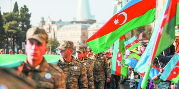 תחושת העוצמה מתבטאת גם בעימותים עם ארמניה. מצעד ניצחון בבאקו לאחר המלחמה ב־2020. צילום: גטי אימג'ס