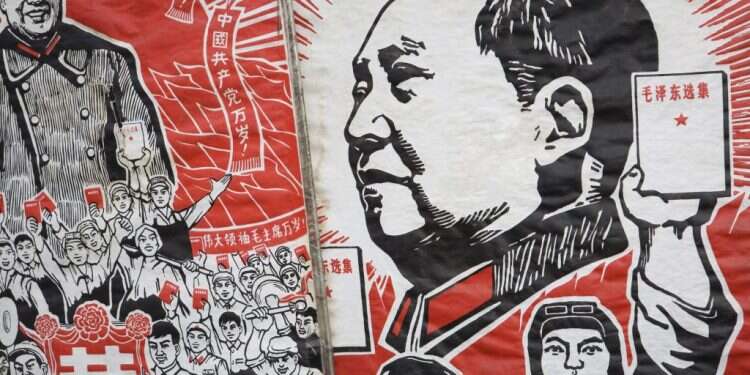 אחד השליטים המזיקים בהיסטוריה. פוסטר הנושא את דמותו של מאו. צילום: גטי אימג'ס "ההישג הכלכלי הגדול בהיסטוריה": סין בדרך להפוך למעצמה המובילה בעולם