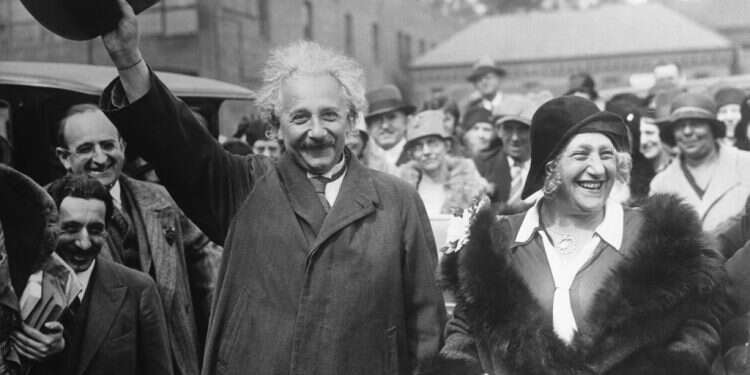 אלברט ואלזה איינשטיין בתחנת רכבת בקליפורניה, 1931 צילום: גטי אימג'ס