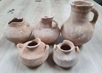 הממצאים הארכיאולוגיים הגנובים. צילום: דוברות מתפ ממצאים ארכיאולוגיים גנובים נתפסו בבית פלסטיני בחברון