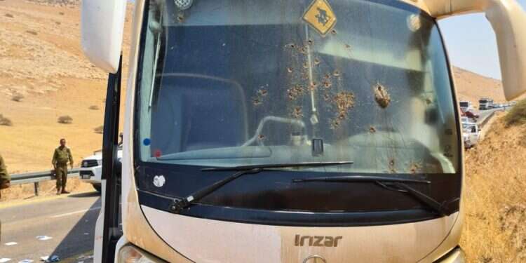 שבעה חיילי צה"ל נפצעו בפיגוע בבקעת הירדן. שני מחבלים נתפסו, מצוד אחר מחבלים נוספים