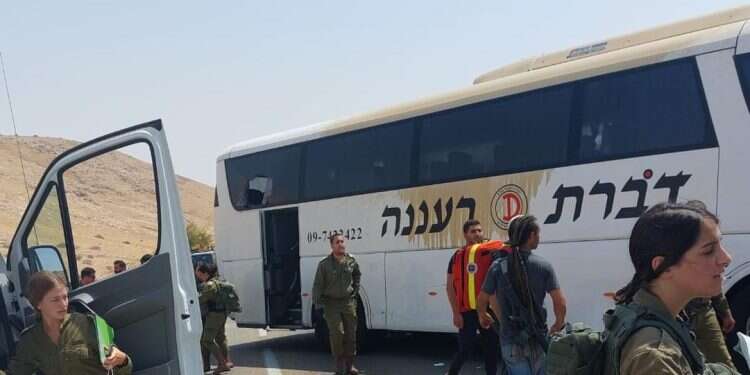 שבעה חיילי צה"ל נפצעו בפיגוע בבקעת הירדן. שני מחבלים נתפסו, מצוד אחר מחבלים נוספים