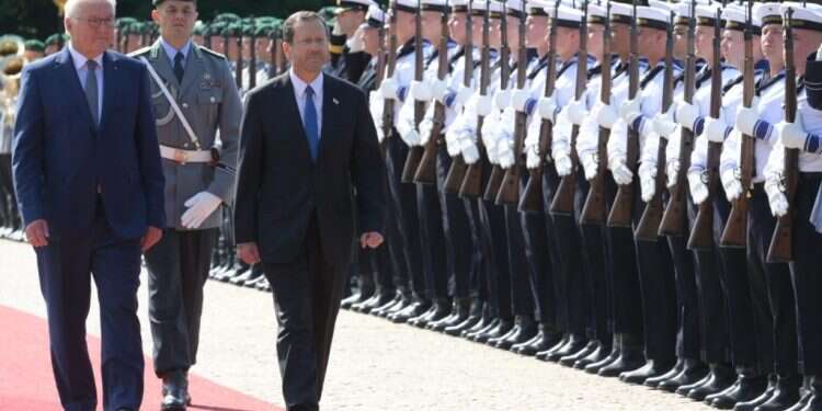הנשיא הרצוג בביקור בגרמניה. צילום: עמוס בן גרשום לע הנשיא הרצוג בגרמניה: "איראן הוכיחה שאי אפשר להאמין לה"