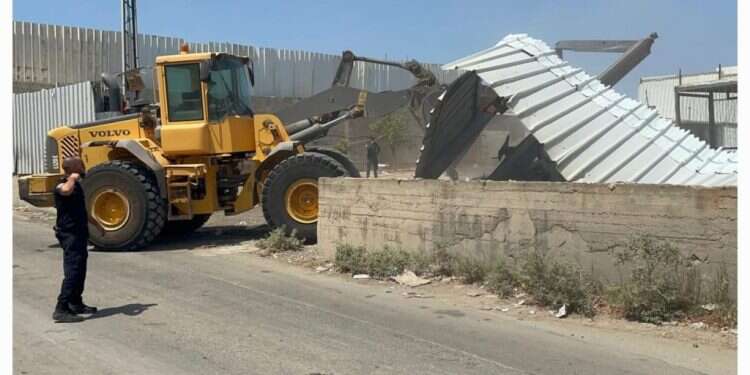 הריסת מתחמים לא חוקיים בלוד בתגובה לירי. צילום: דוברות המשטרה אחרי רצף אירועי ירי: מבצע האכיפה של שוטרי תחנת לוד