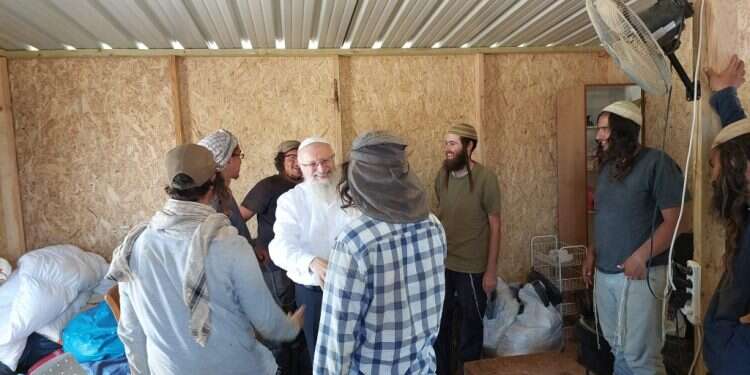 התמיכה ברמת מגרון מתרחבת – הרב אליהו: "הערבים בונים חופשי ולא נתקלים באכיפה כלשהי"