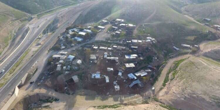 חאן אל אחמר. צילום: עמותת רגבים סוגיה בהכחשה: המדינה דחתה שוב את תגובתה בעניין פינוי חאן אל אחמר