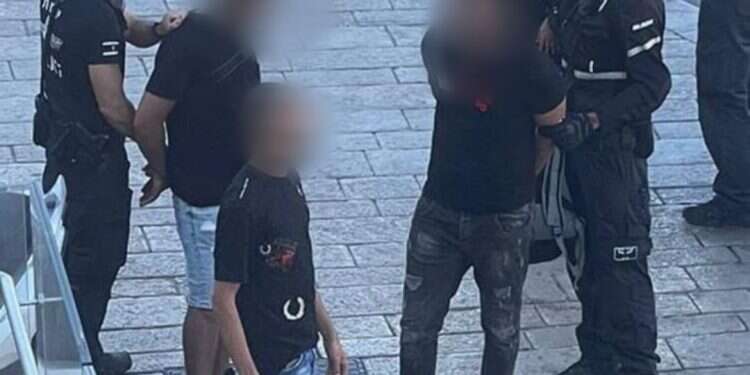 מעצר המחבל בכיכר השעון. צילום: דוברות המשטרה נמנע פיגוע גדול בתל-אביב: מחבל חמוש בכבדות נעצר