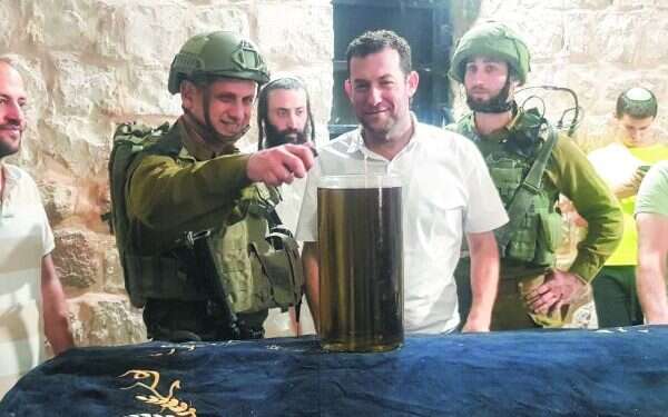 צוויג בקבר יוסף, אתמול לפנות בוקר. צילום: יאיר קראוס ערב סיום תפקידו: מח"ט שומרון הדליק נר בקבר יוסף