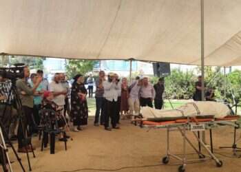 בועז העצני מספיד את אביו אליקים. ללא קרדיט אליקים העצני מובא למנוחות: "היה לו כשרון הסברה בלתי רגיל"