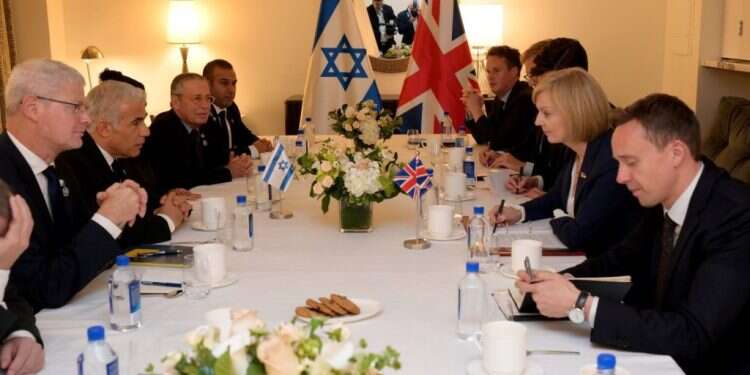 פגישתם של לפיד וטראס, השבוע צילום: אבי אוחיון, לע זעם פלסטיני על כוונת בריטניה להעביר את השגרירות לירושלים